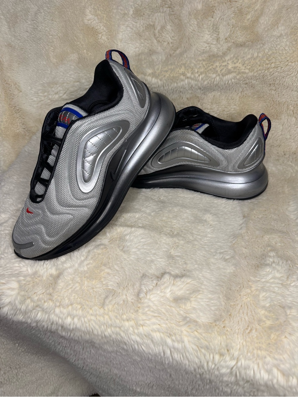 EUC Nike Men’s Silver and Black Sneaker